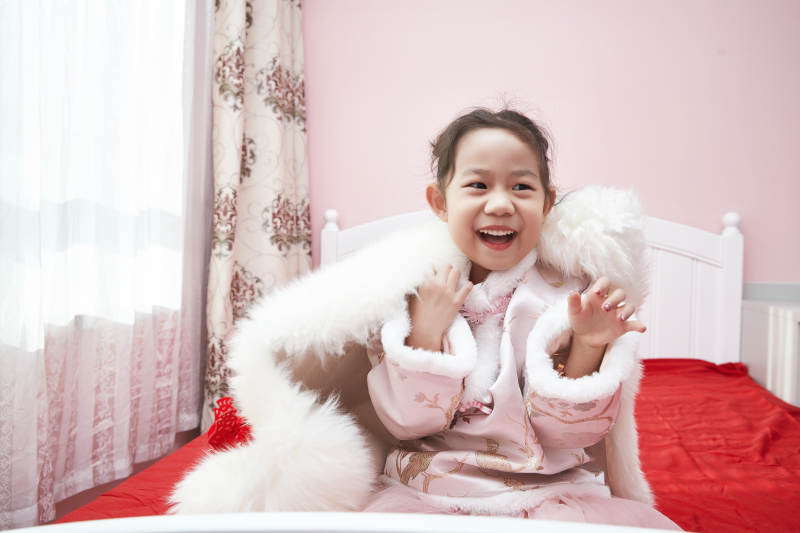 在家玩耍的亚洲小女孩图片