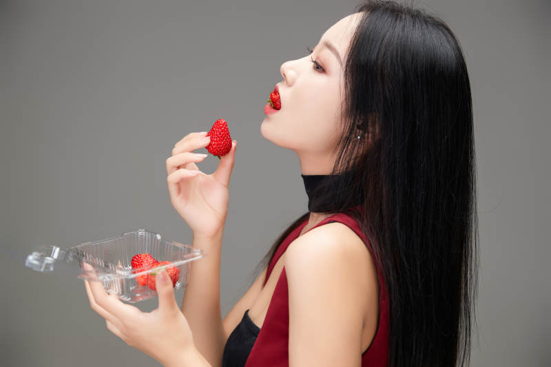 吃水果的亚洲东方长发少女图片