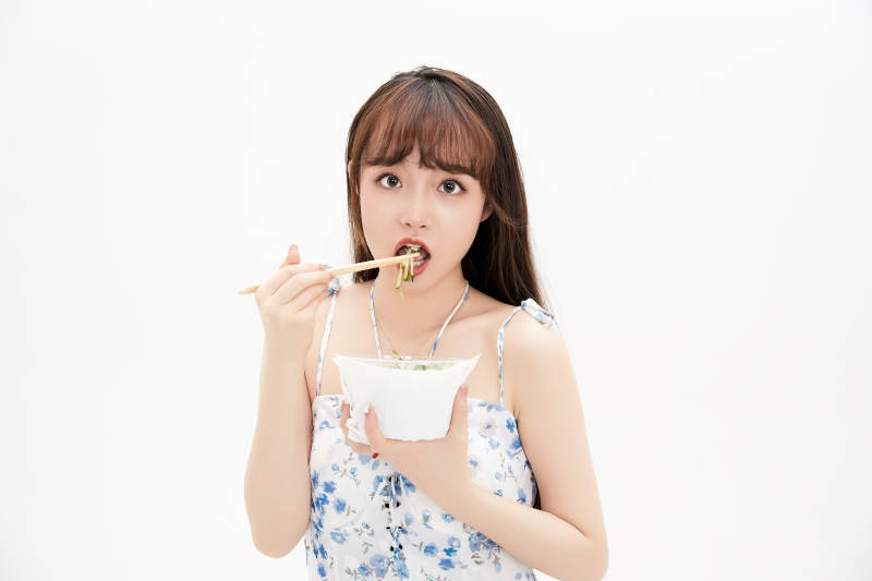 大吃特吃的亚洲可爱少女人像图片