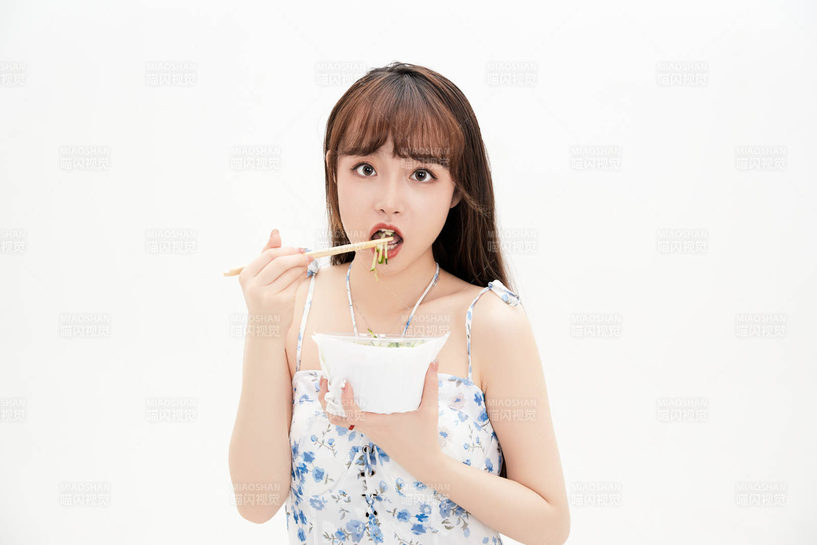 大吃特吃的亚洲可爱少女人像图片