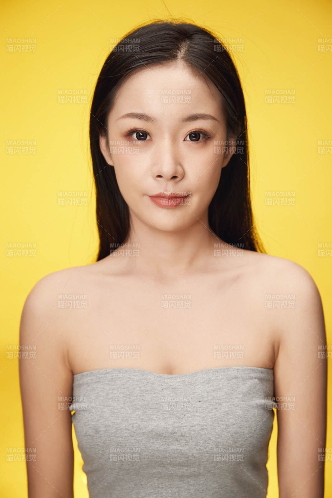 亚洲美女面部特写化妆护肤图片