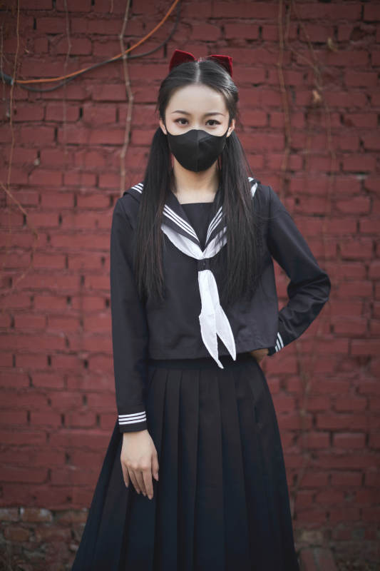 日系户外公园穿jk校服的少女图片