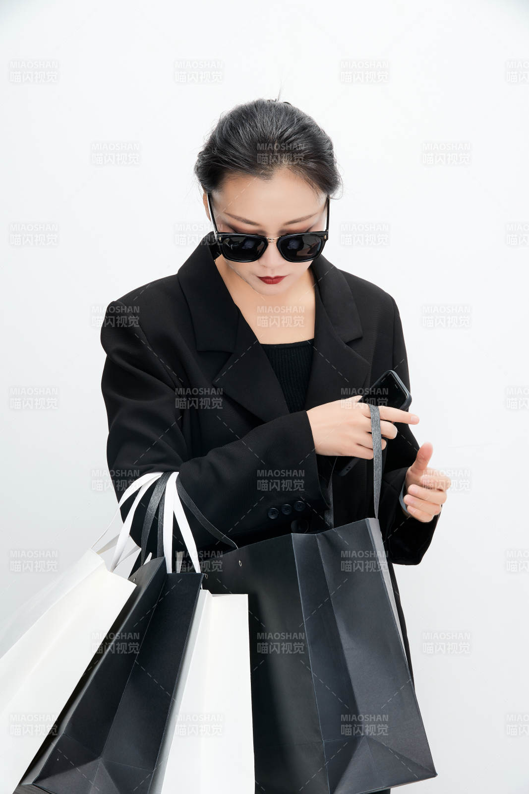 白色背景下手提购物袋时尚美丽的亚洲少女图片