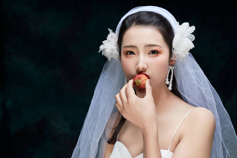 黑色背景下的女性复古婚纱妆面图片
