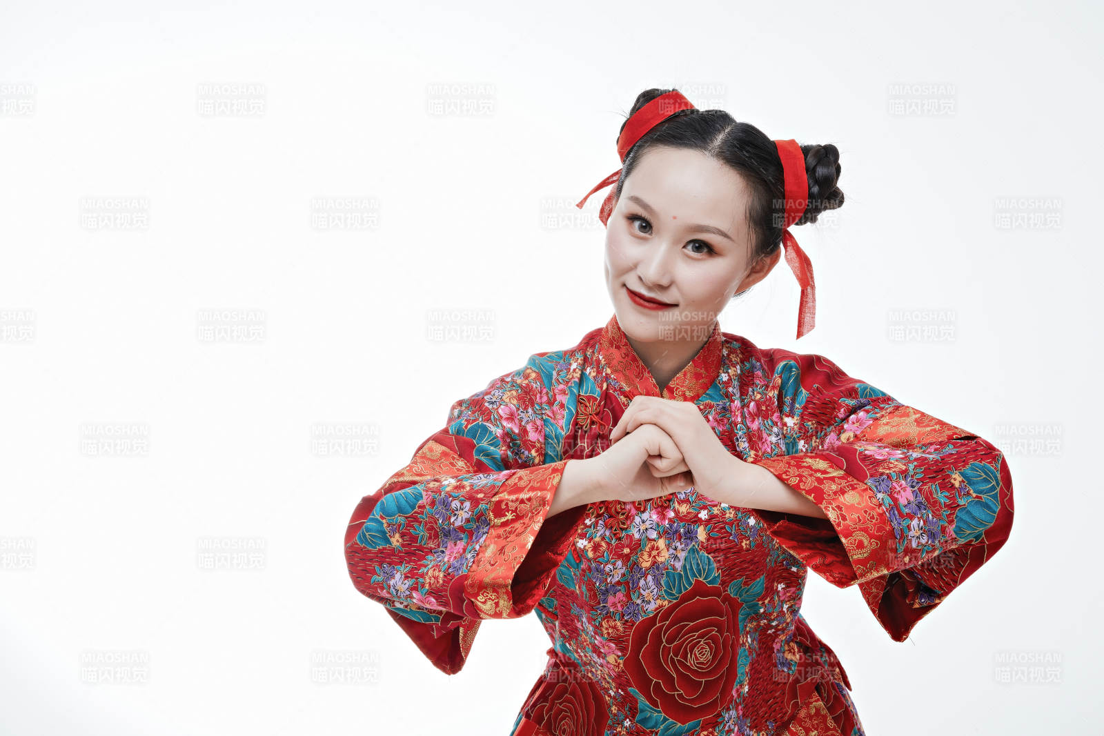 身穿中国传统服饰的青年女性图片