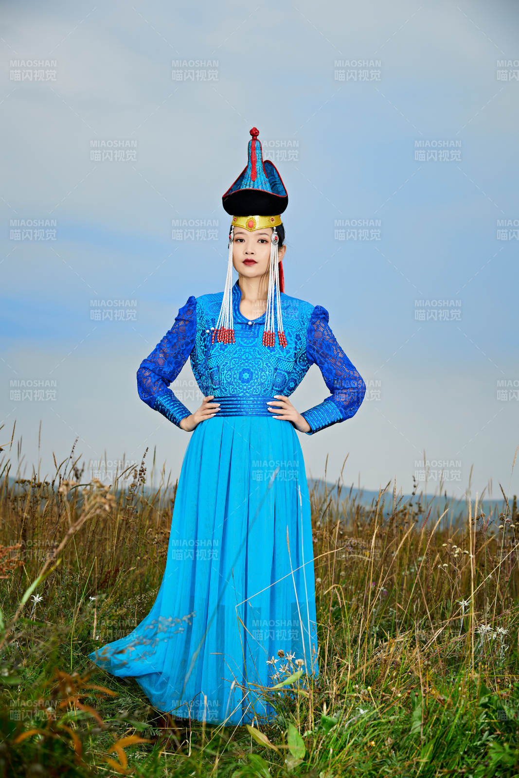 草原上身穿豪华蒙古族服饰的蒙族少女图片