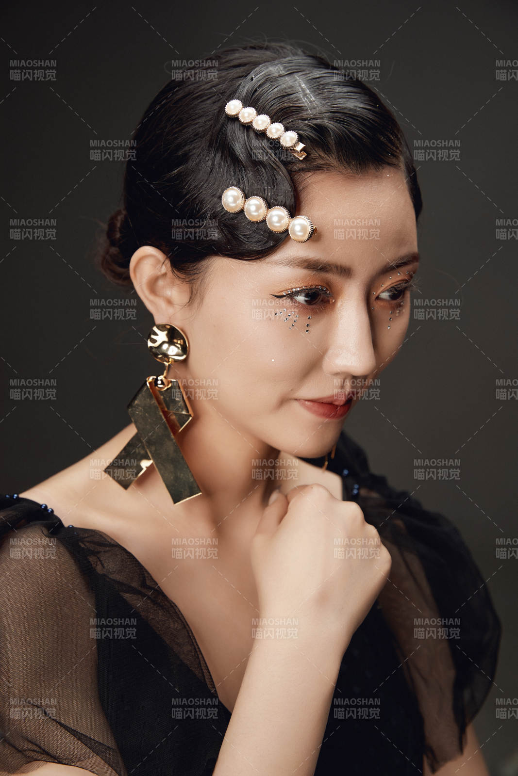 时尚亚洲女性婚纱妆面彩妆图片