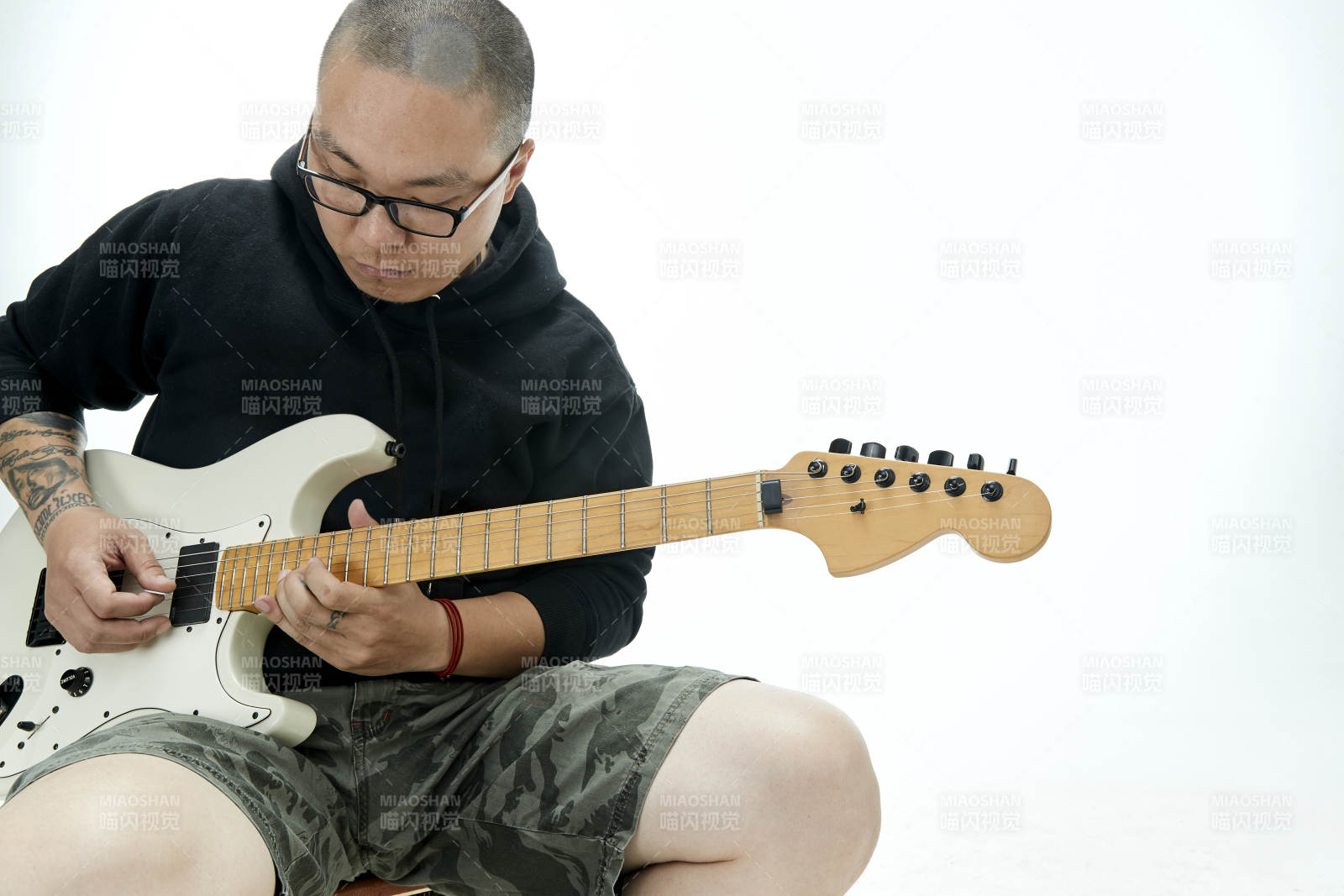 手持电吉他展示演奏的亚洲男性摇滚乐手人像图片