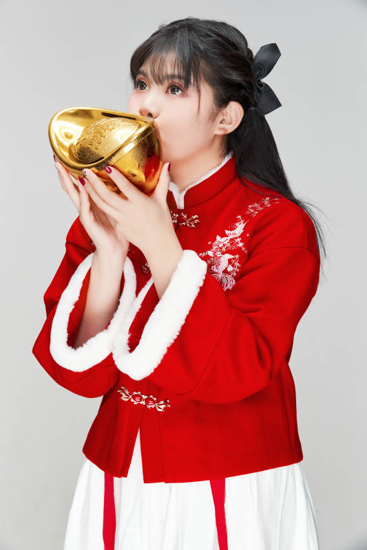 手捧金元宝身穿喜庆汉服的可爱少女图片