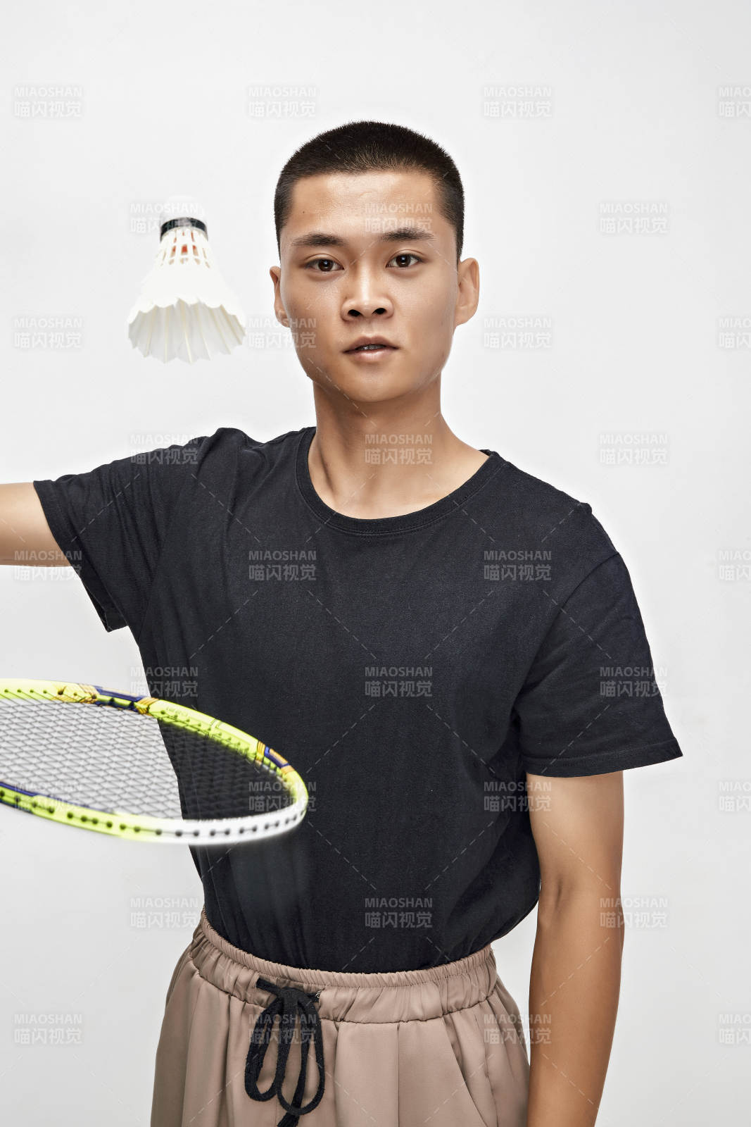 白色背景下健硕的亚洲羽毛球运动员形象图片