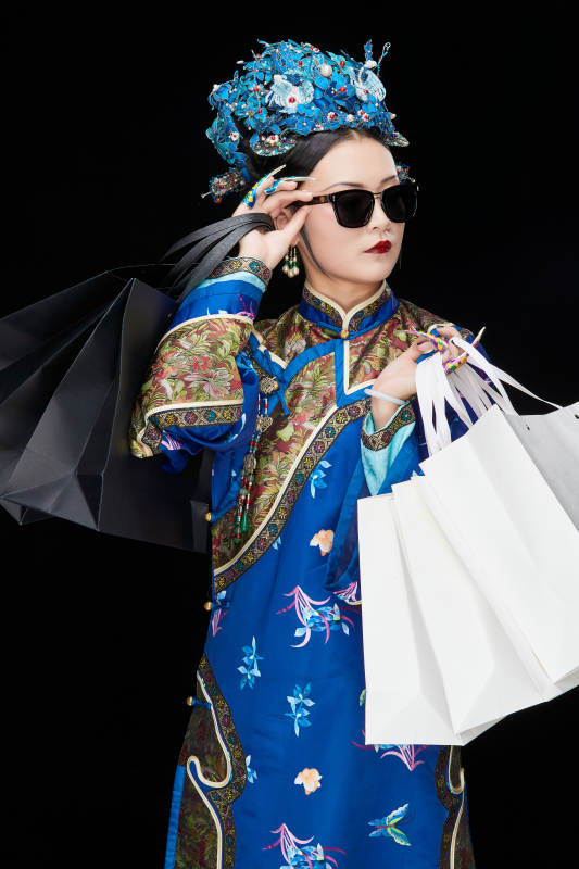 穿越而来手提购物袋的清朝皇后图片