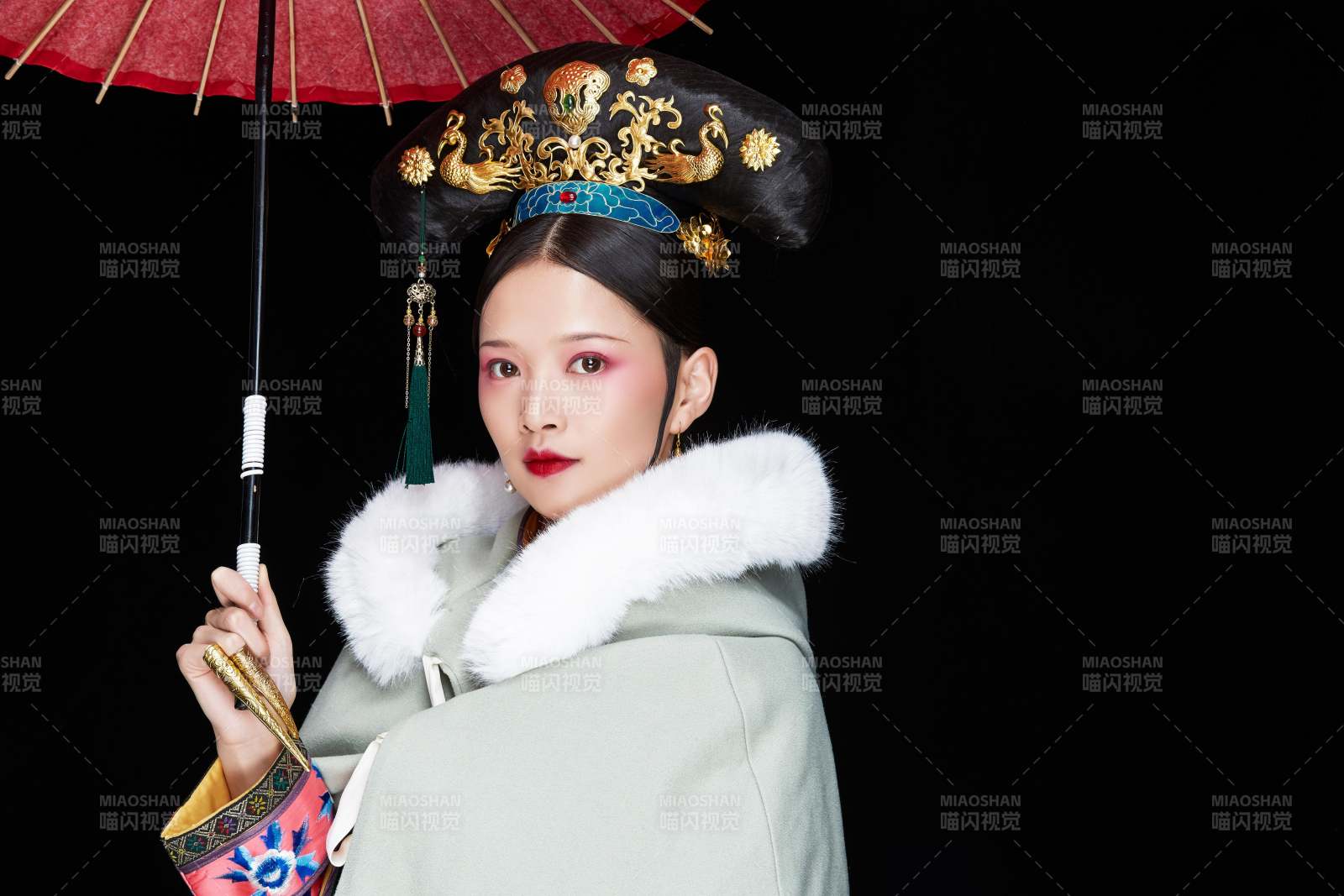 黑色背景下的清代女性古装造型清朝古装图片