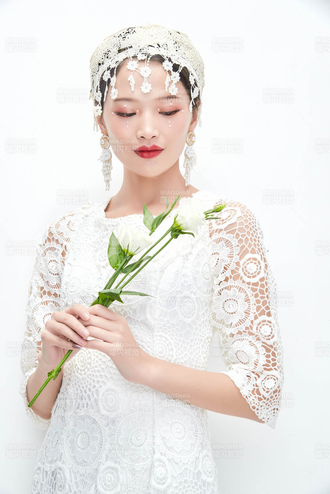 棚拍白色背景下的新娘美妆图片