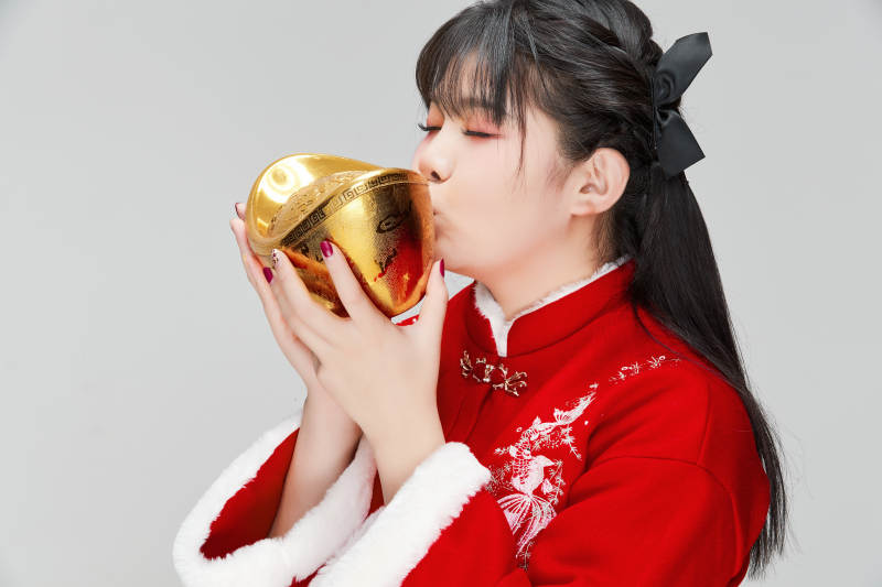 手捧金元宝身穿喜庆汉服的可爱少女图片