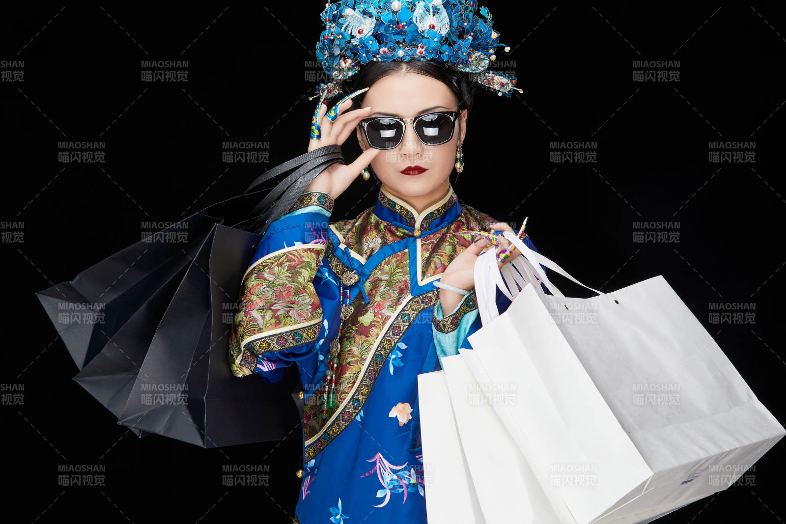 穿越而来手提购物袋的清朝皇后图片