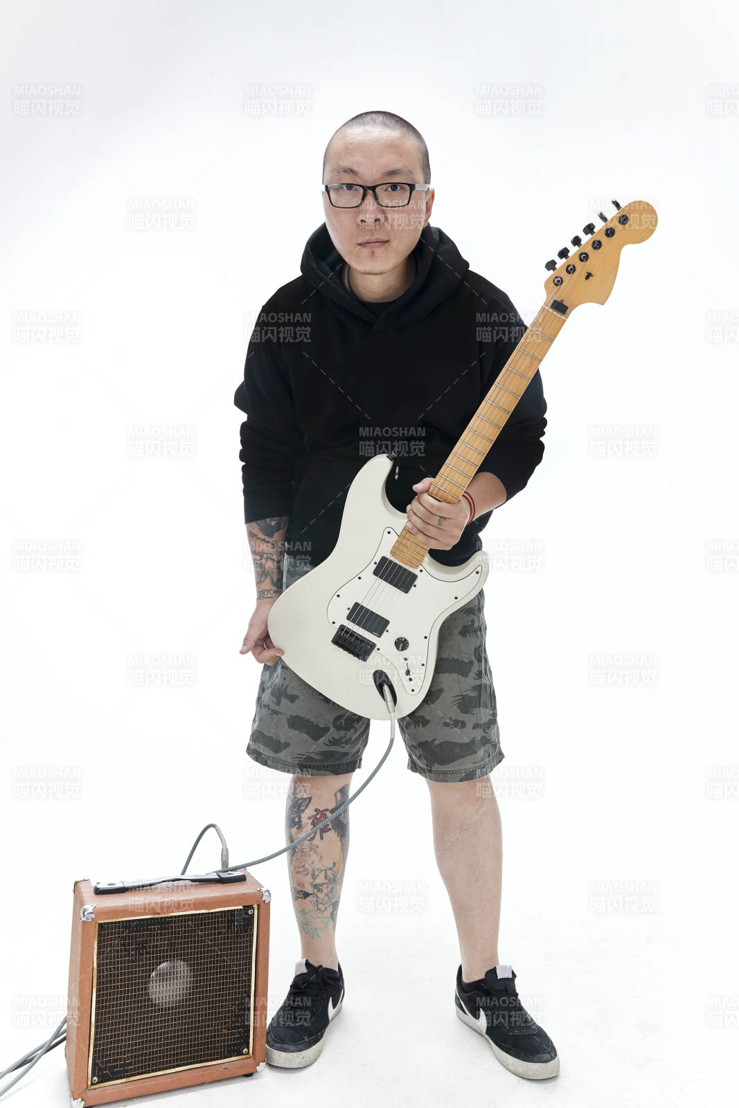 手持电吉他展示演奏的亚洲男性摇滚乐手人像图片