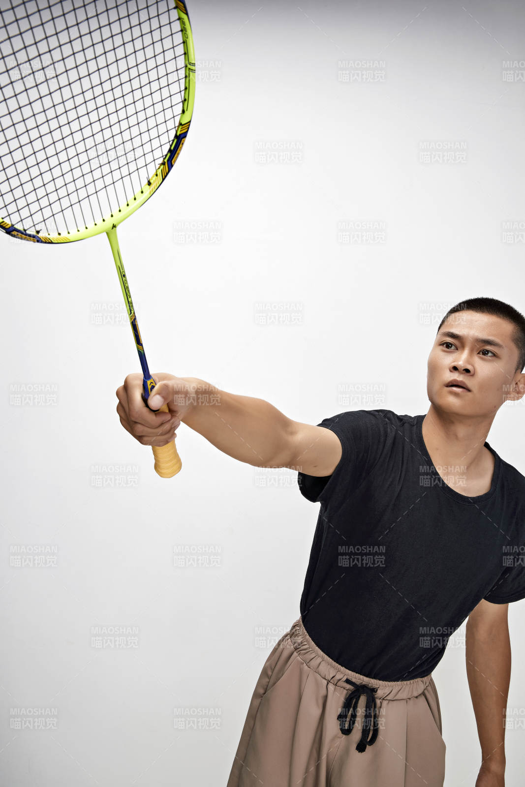 白色背景下健硕的亚洲羽毛球运动员形象图片