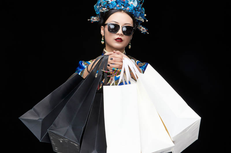 穿越而来手提购物袋的清朝皇后图片