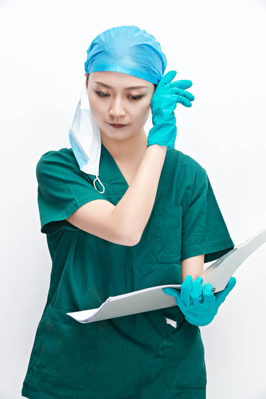 白色背景下的外科手术医疗人员形象图片