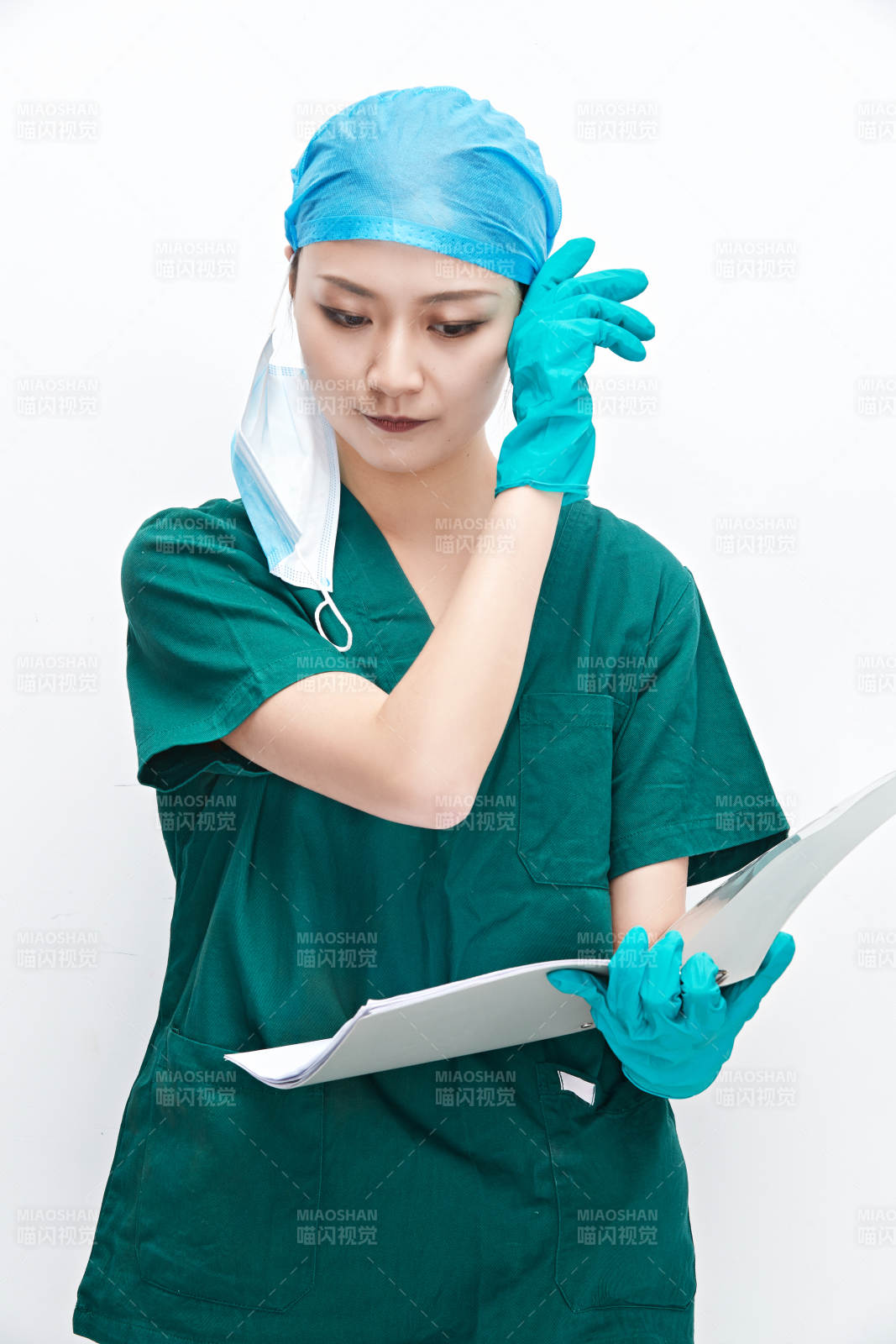 白色背景下的外科手术医疗人员形象图片