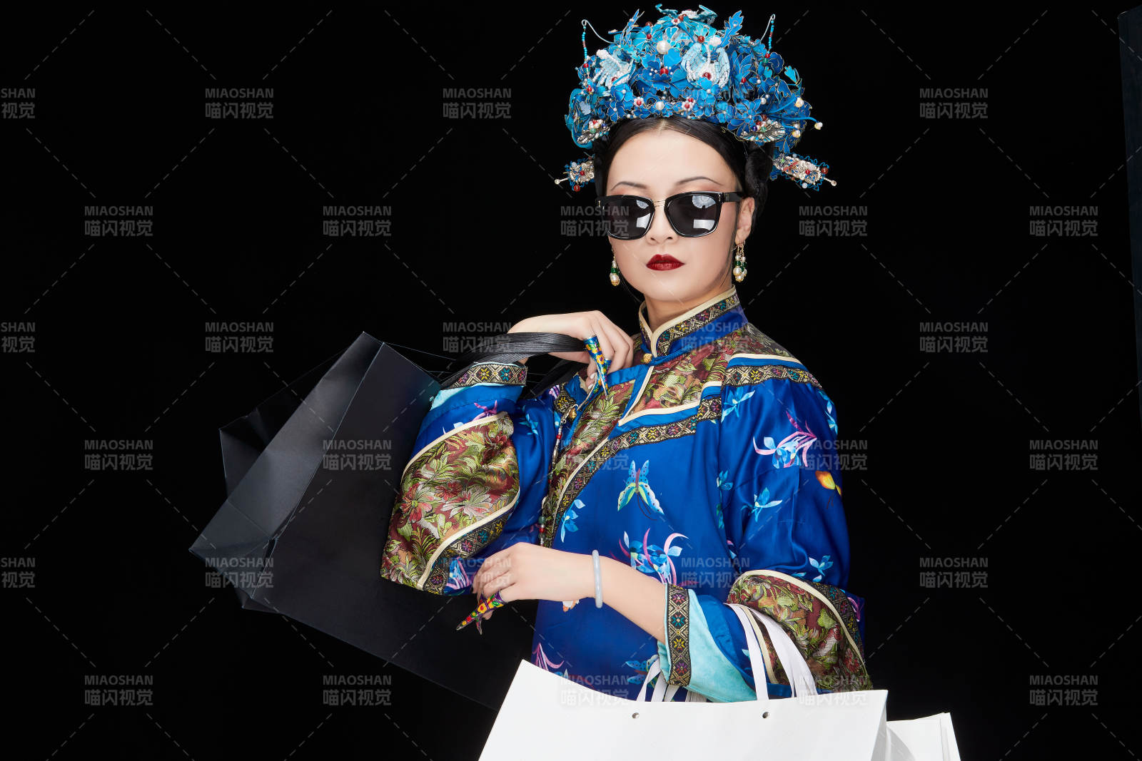 穿越而来手提购物袋的清朝皇后图片