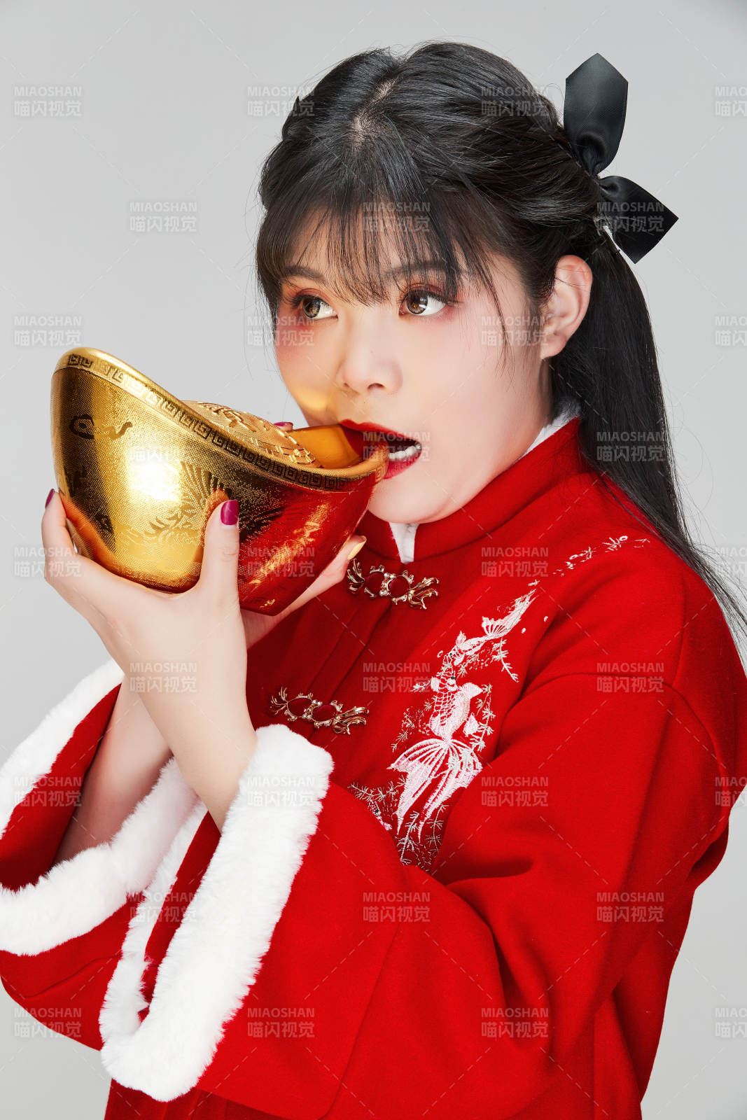 手捧金元宝身穿喜庆汉服的可爱少女图片