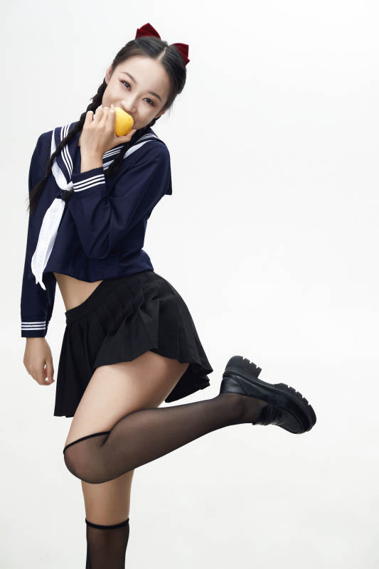 吃水果的亚洲东方长发少女图片