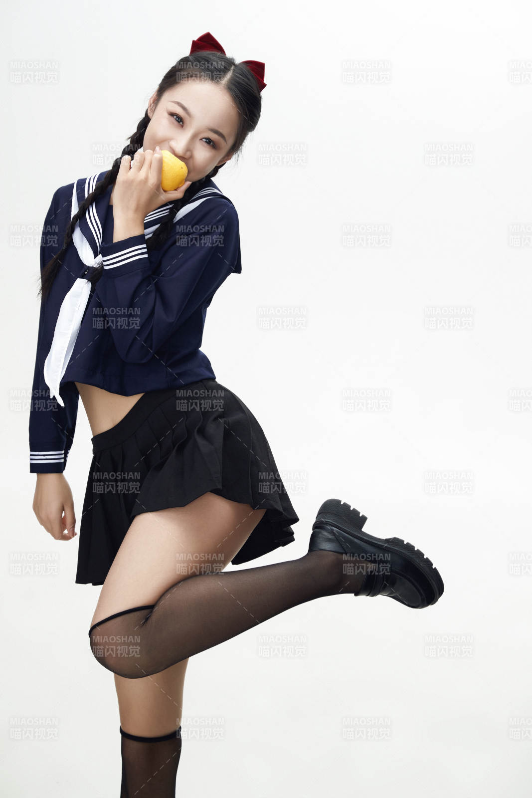 吃水果的亚洲东方长发少女图片