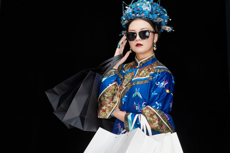 穿越而来手提购物袋的清朝皇后图片