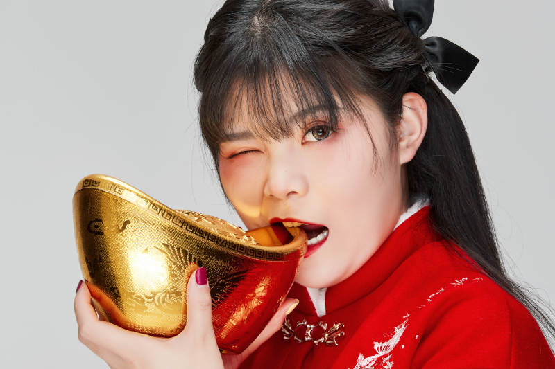 手捧金元宝身穿喜庆汉服的可爱少女图片