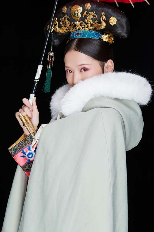 黑色背景下的清代女性古装造型清朝古装图片