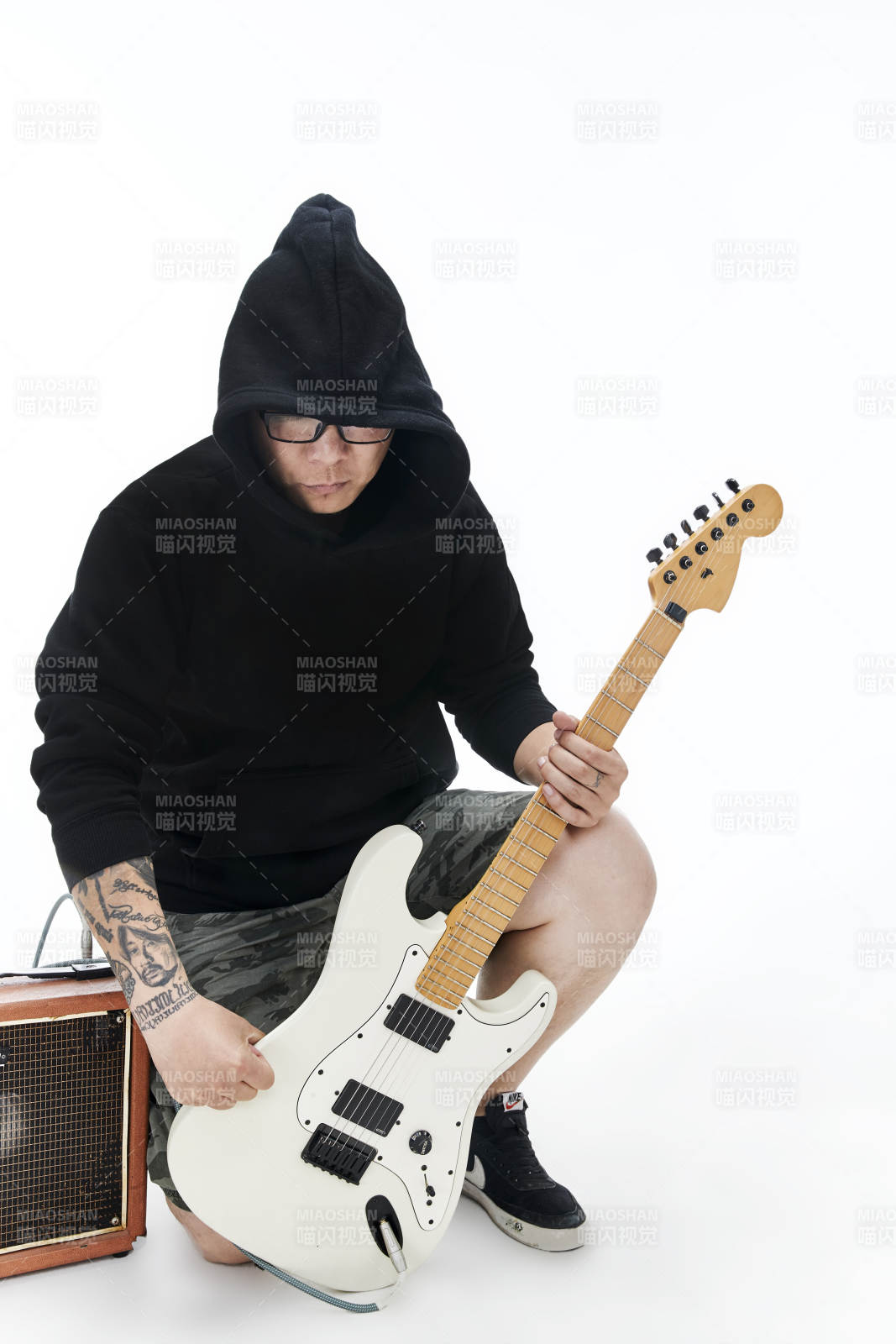 手持电吉他展示演奏的亚洲男性摇滚乐手人像图片