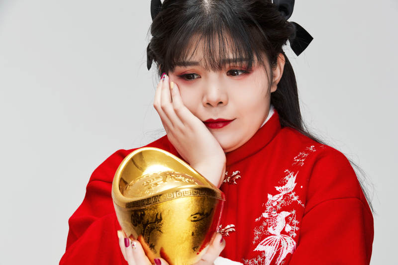 手捧金元宝身穿喜庆汉服的可爱少女图片