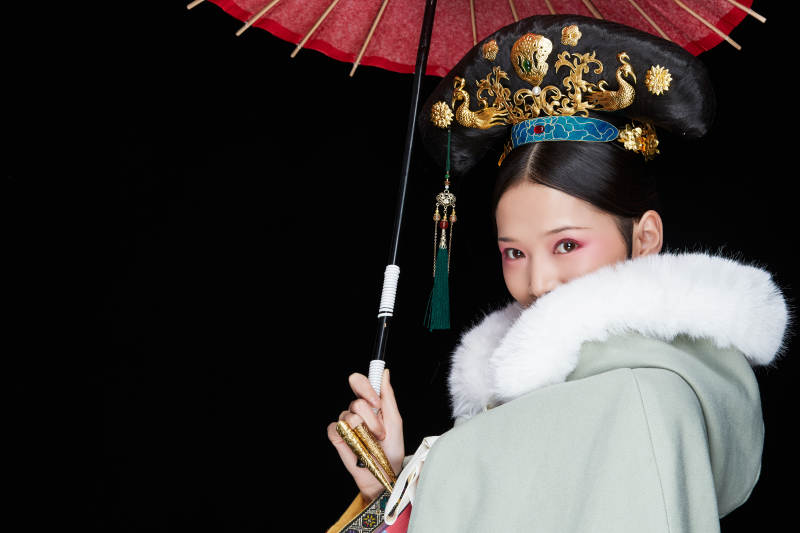 黑色背景下的清代女性古装造型清朝古装图片