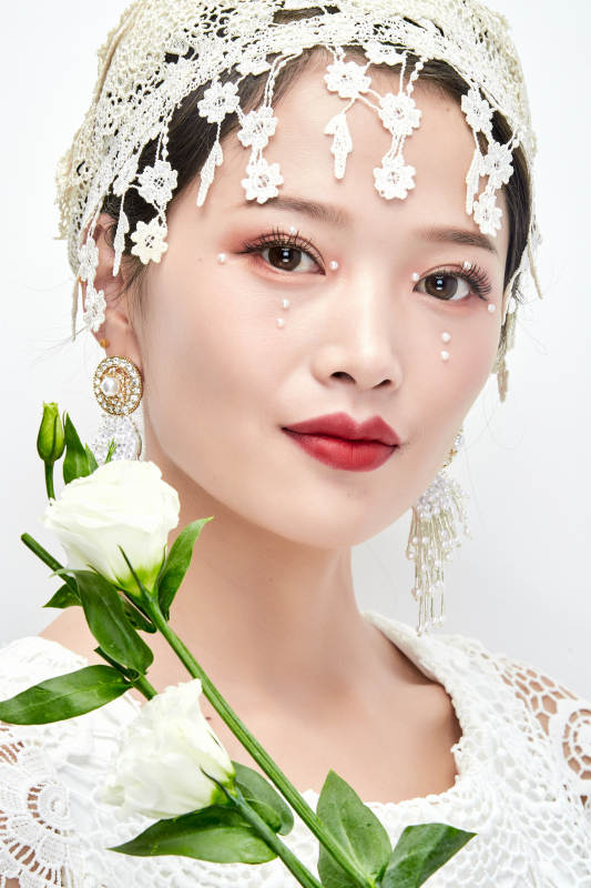 棚拍白色背景下的新娘美妆图片
