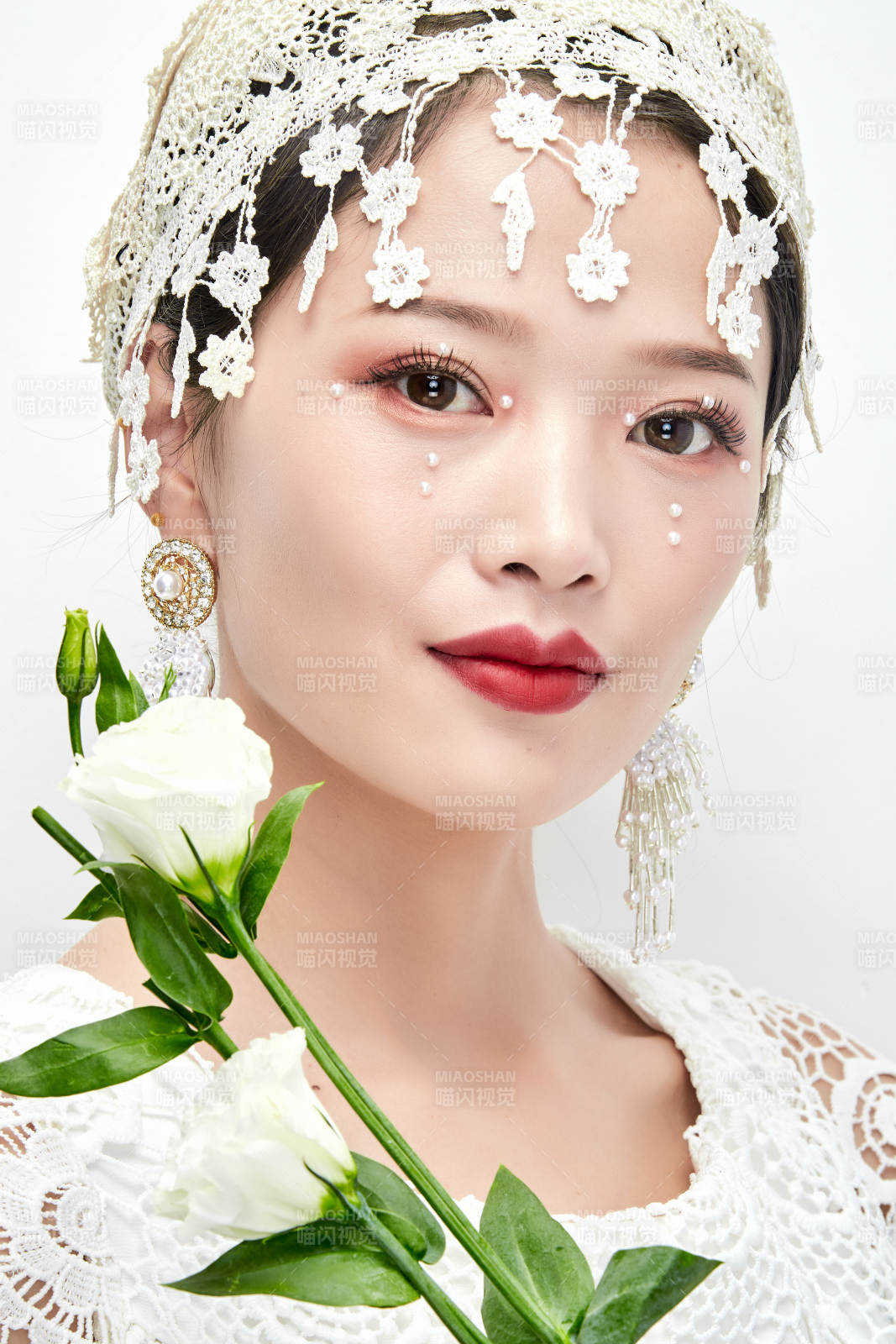 棚拍白色背景下的新娘美妆图片