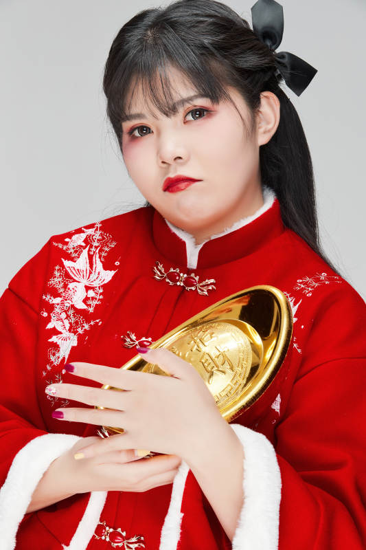 手捧金元宝身穿喜庆汉服的可爱少女图片
