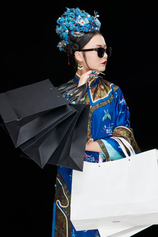 穿越而来手提购物袋的清朝皇后图片