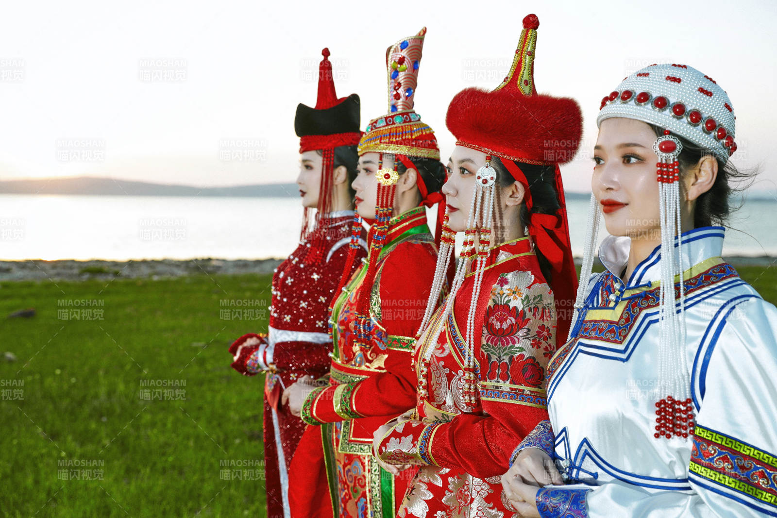 草原上穿着蒙古族传统服饰的亚洲年轻美少女图片