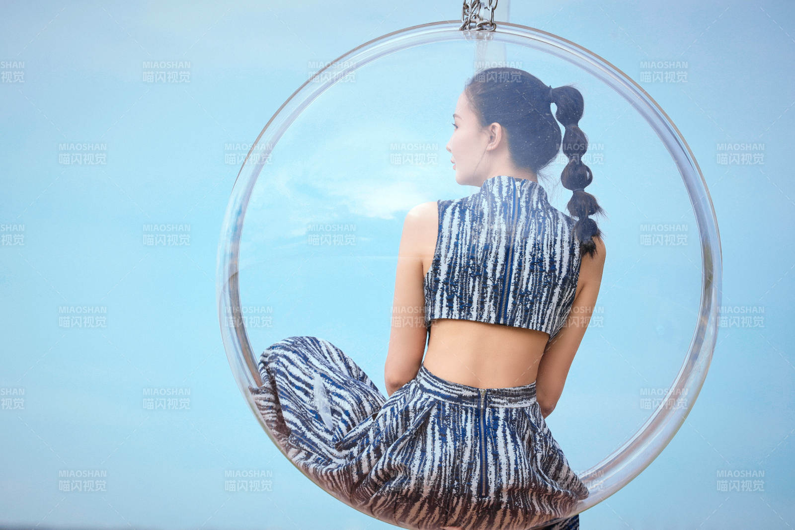 草原湖畔坐在透明秋千里的亚洲年轻女性人像图片