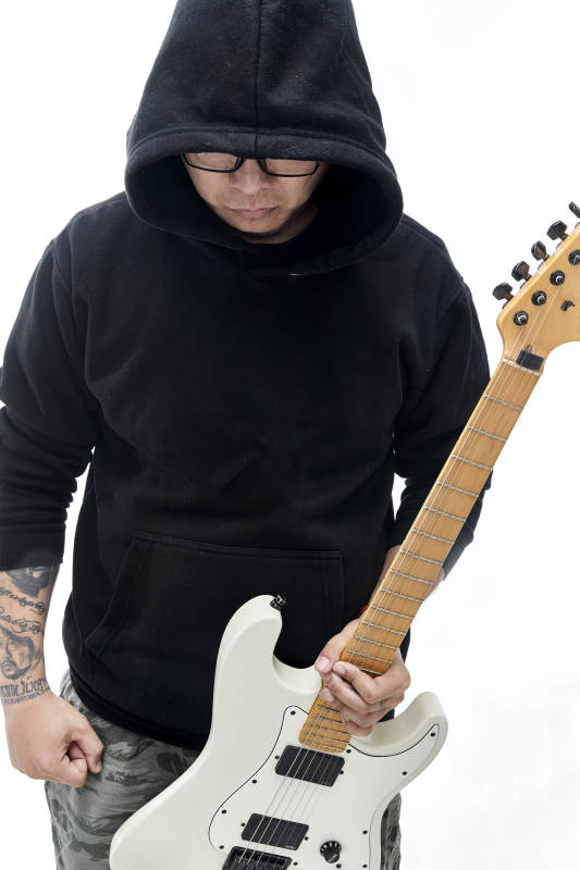 手持电吉他展示演奏的亚洲男性摇滚乐手人像图片