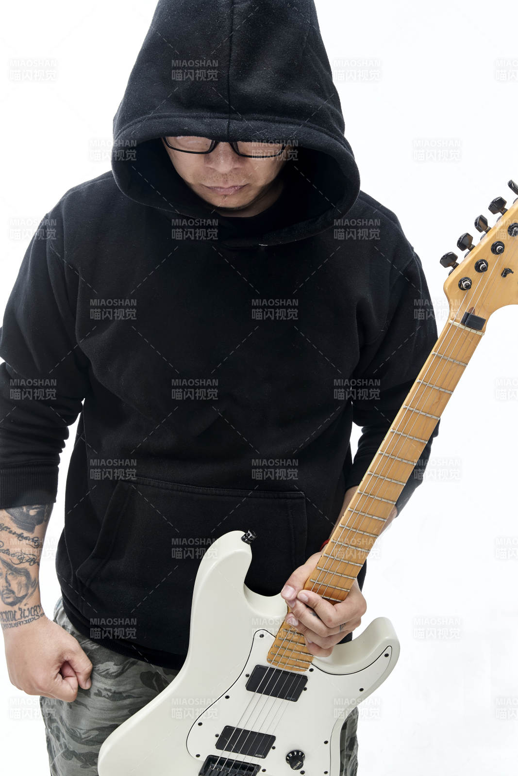 手持电吉他展示演奏的亚洲男性摇滚乐手人像图片