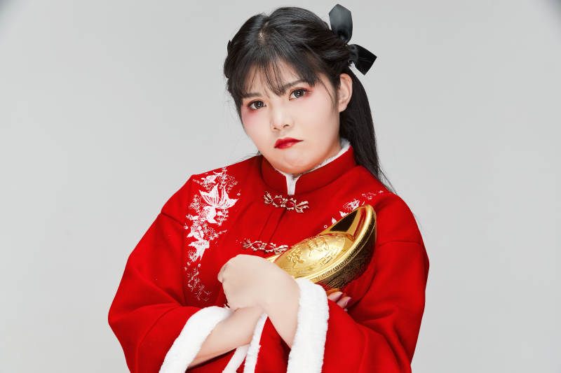 手捧金元宝身穿喜庆汉服的可爱少女图片