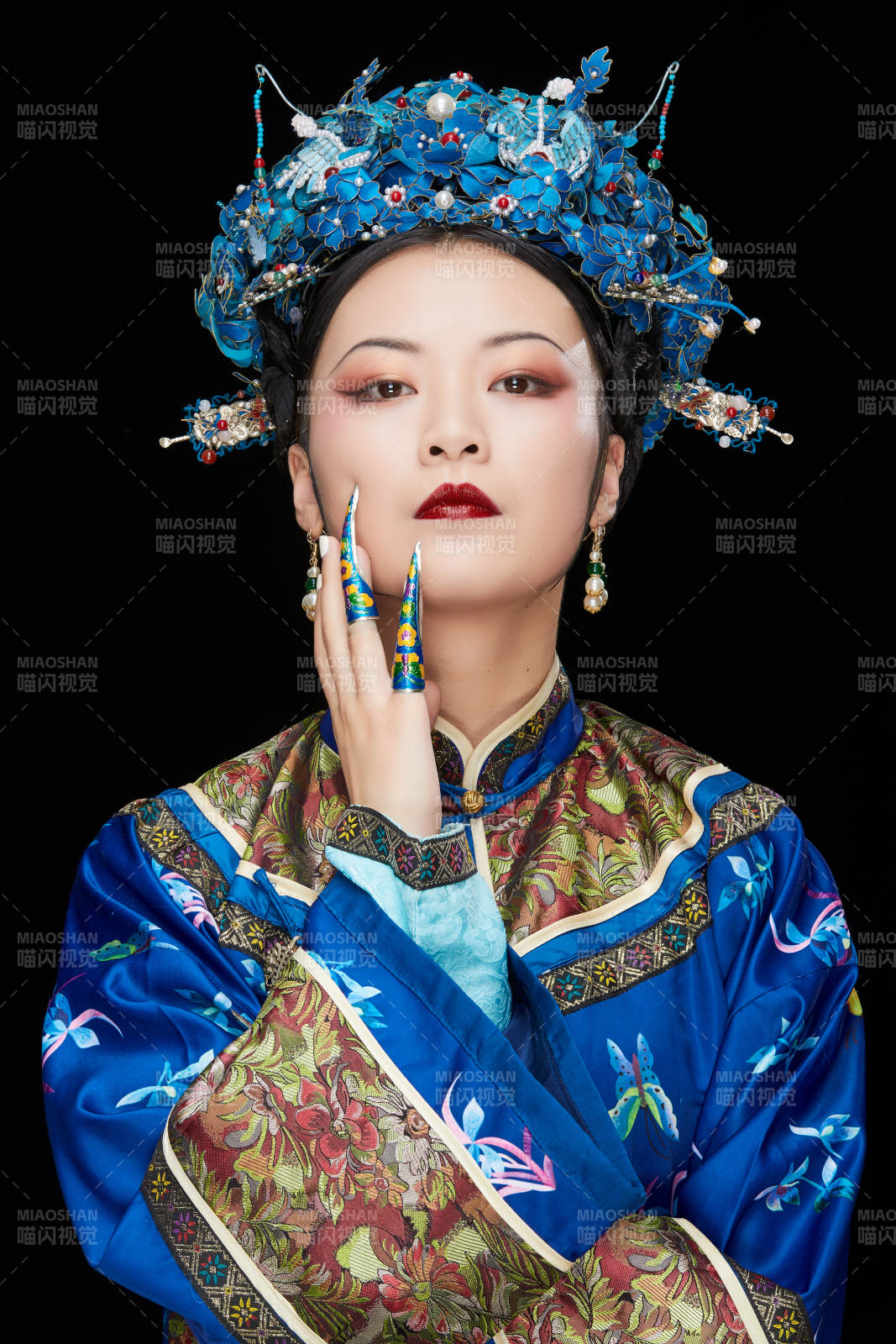 黑色背景下的清代女性古装造型清朝古装图片