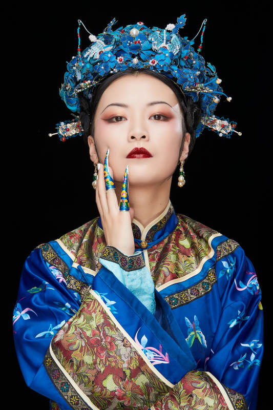 黑色背景下的清代女性古装造型清朝古装图片