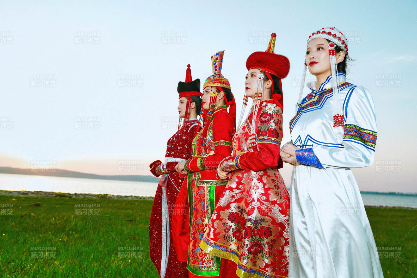 草原上穿着蒙古族传统服饰的亚洲年轻美少女图片