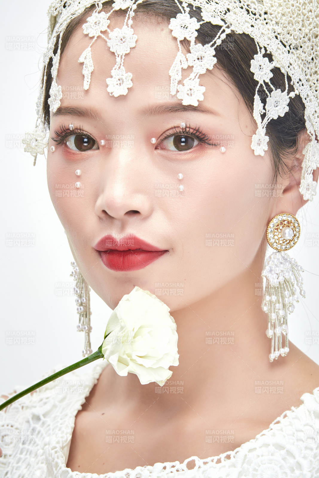 棚拍白色背景下的新娘美妆图片