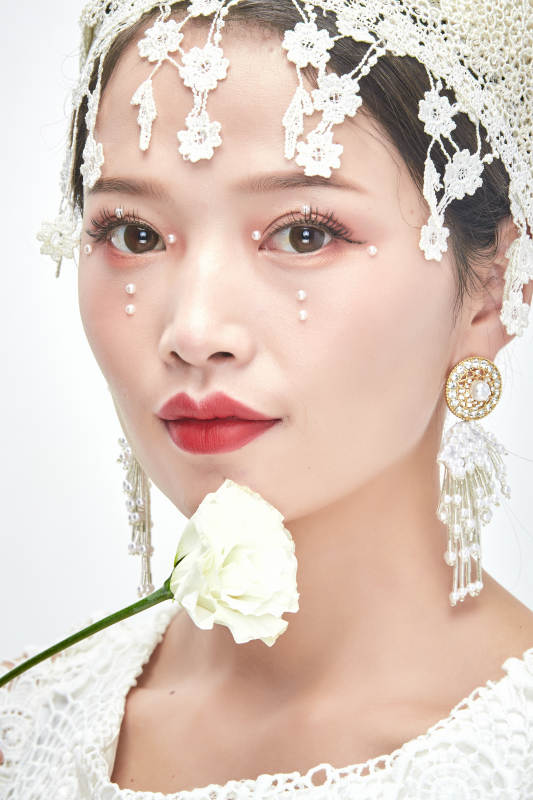 棚拍白色背景下的新娘美妆图片