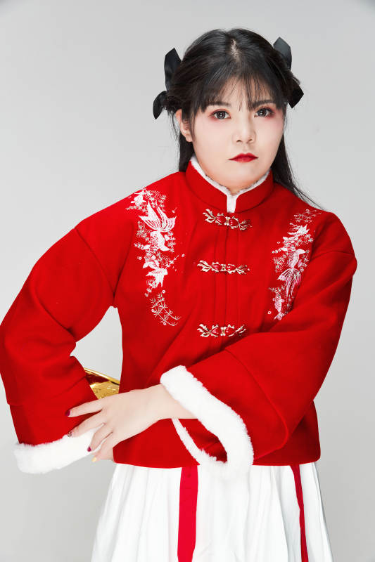 手捧金元宝身穿喜庆汉服的可爱少女图片