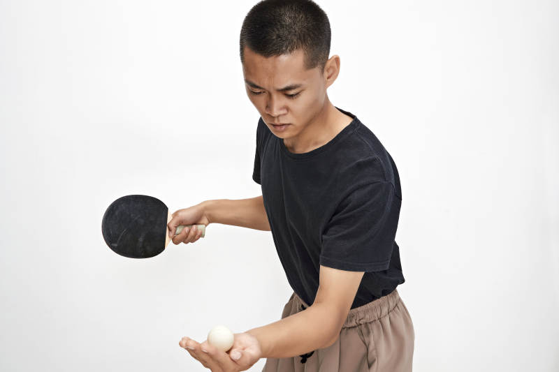 白色背景下健硕的亚洲乒乓球运动员形象图片